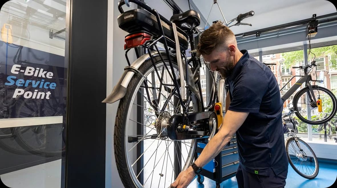 Cykelmekaniker som arbetar med en cykel på en cykelverkstad