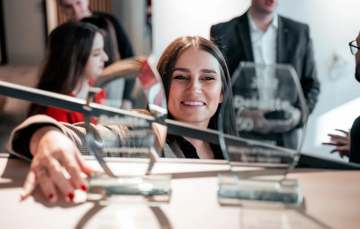 Ministry of Programming medgrundare och CMO placerar priset Deloitte Impact Star på en hylla på kontoret, vilket markerar en stolt milstolpe för företaget.