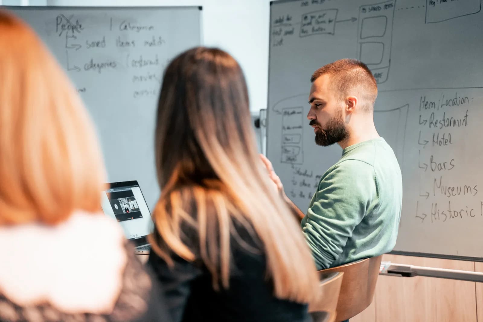 Produktchef och designer samarbetar under ett kundmöte på Ministry of Programming-kontoret.